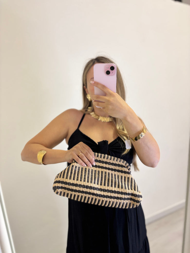 Clucth black in raffia