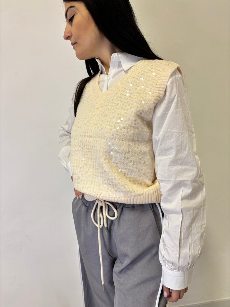 Gilet in paillettes con camicia abbinata