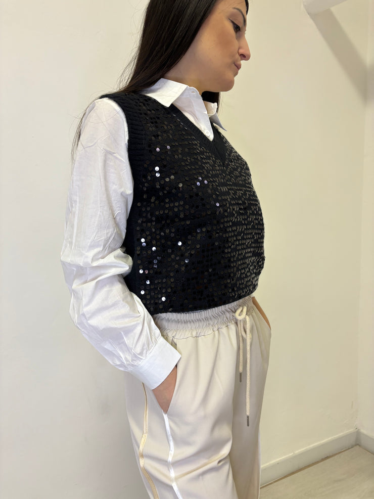 Gilet in paillettes con camicia abbinata